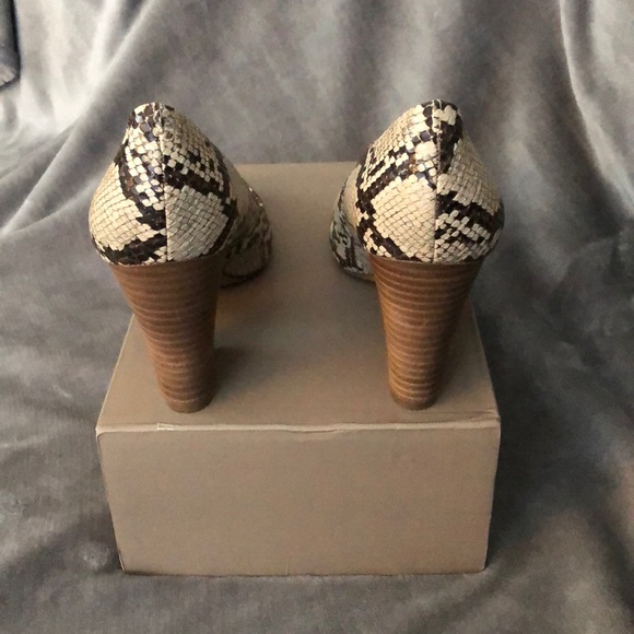 Crown 👑 Vintage Snake skin pumps - Picture 3 of 9